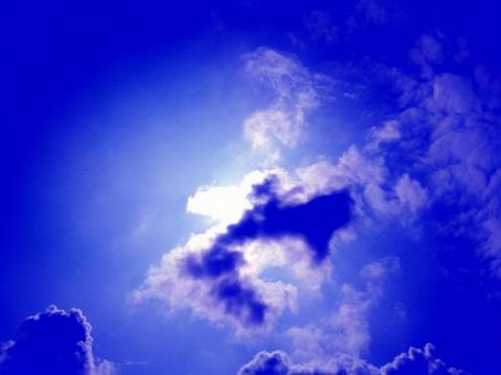 印象的な空 太陽光と雲と青い空 印象的な空 太陽光と雲と青い空の写真