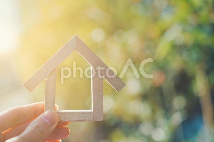 木の住宅と緑ぼかし背景 ビジネス,家,住宅の写真素材