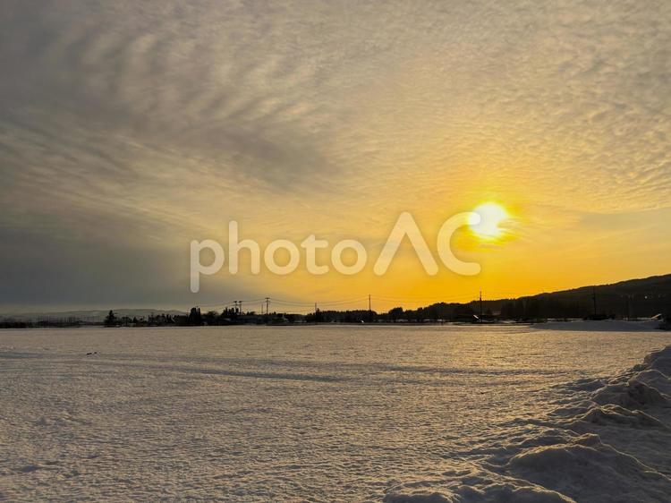 夕暮れの雪原 夕暮れ,雪原,雪の写真素材