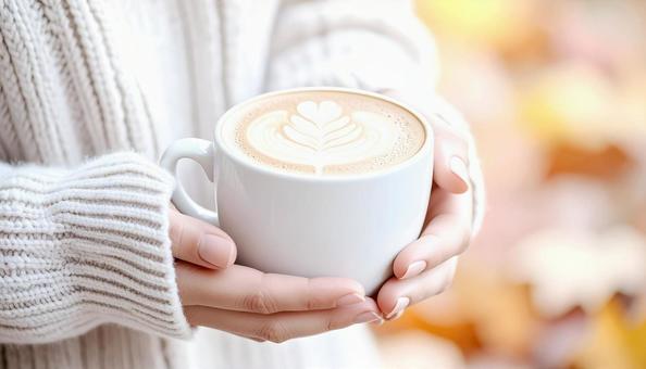 カフェラテを持つ女性の手・コーヒー 秋冬 カフェラテを持つ女性の手・コーヒー 秋冬の写真