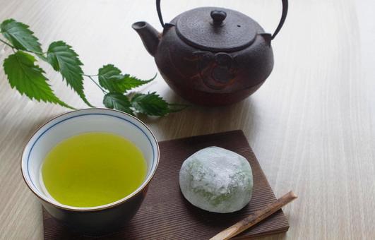 日本茶  和菓子 鉄瓶　日本のイメージ  大福,お菓子,緑茶の写真素材