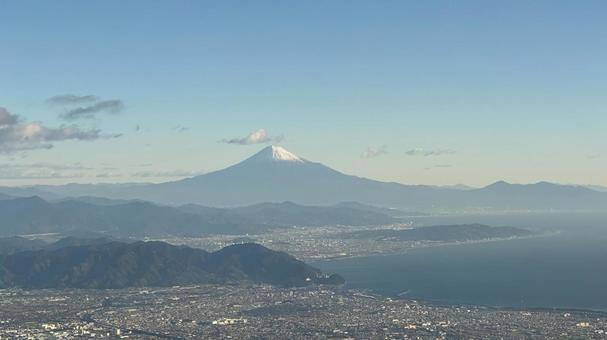 飛行機から見る富士山の写真