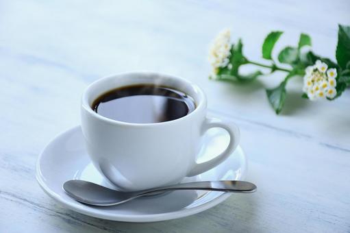 1杯のコーヒー イメージ 白テーブル 1杯のコーヒー イメージ 白テーブルの写真