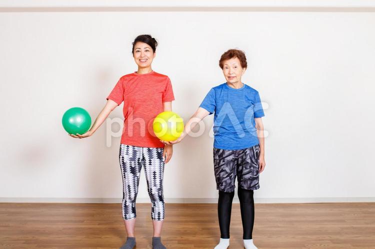 ボールを使って運動する女性 運動,エクササイズ,スポーツの写真素材