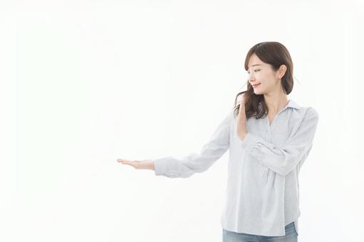 若い女性 指差し 手のひら 若い女性 指差し 手のひらの写真