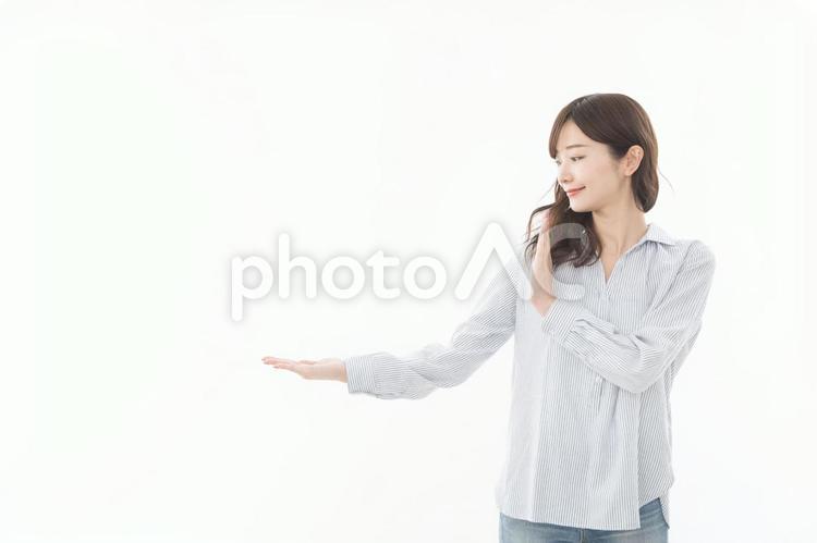 若い女性　指差し　手のひら 女性,人物,指差しの写真素材