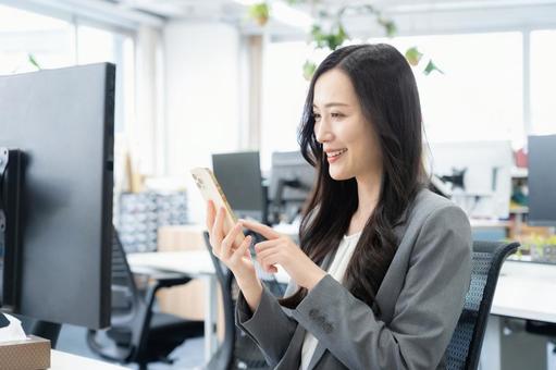 オフィスで仕事をする若いビジネスウーマン ビジネス,女性,オフィスの写真素材