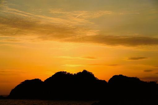 堂ヶ島の向こうに見える綺麗な夕陽 堂ヶ島の向こうに見える綺麗な夕陽 綺麗な夕陽,夕陽,落陽の写真素材