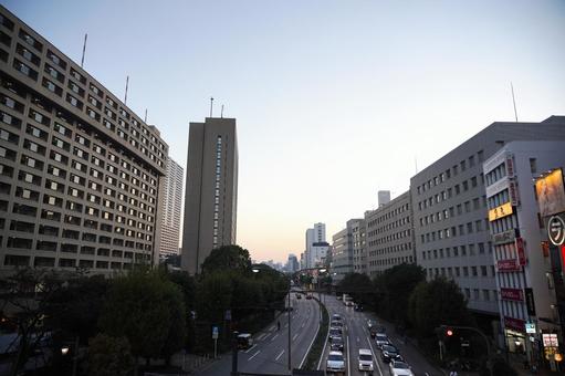 夕暮れの空と建物に囲まれた道路 夕焼け,夕暮れ,空の写真素材