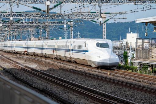 駅に入線する東海道山陽新幹線N700A 駅に入線する東海道山陽新幹線N700A 東海道,山陽,新幹線の写真素材