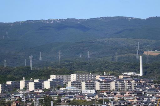 青空と山と団地や戸建ての家のある街並み 青空と山と団地や戸建ての家のある街並みの写真