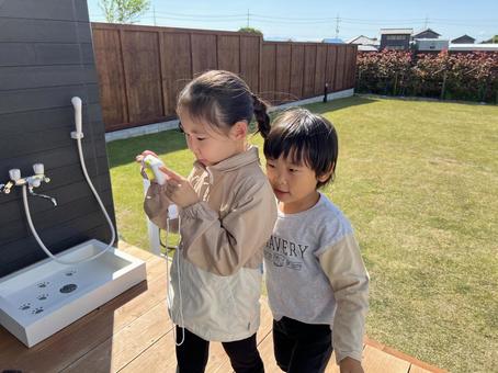 カメラをのぞくきょうだい きょうだい,姉弟,姉の写真素材