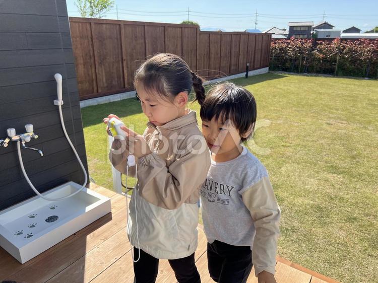 カメラをのぞくきょうだい きょうだい,姉弟,姉の写真素材