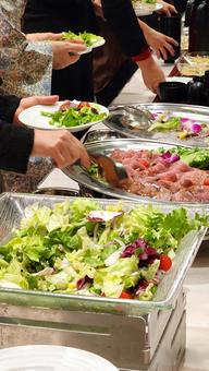 バイキング料理(女性の手) バイキング料理(女性の手) バイキング,料理,ビュッフェの写真素材