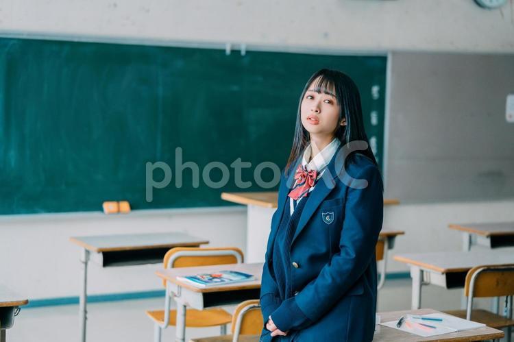教室でつまらなそうにする女子高生 女子高校生,高校生,学生の写真素材