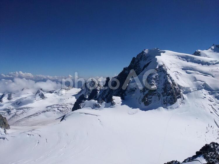 青空と雪が積もった山の風景 雪山,山,モンブランの写真素材