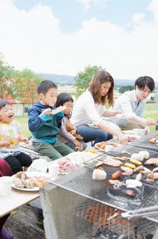 家族でBBQ 家族でBBQ 3世代家族,バーベキュー,bbqの写真素材