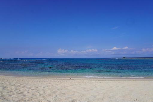 奄美大島 土盛海岸 水平線 奄美大島 土盛海岸 水平線の写真