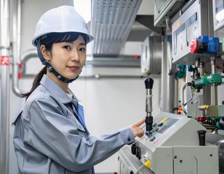 設備を操作・点検する女性作業員のイメージ 設備を操作・点検する女性作業員のイメージの写真