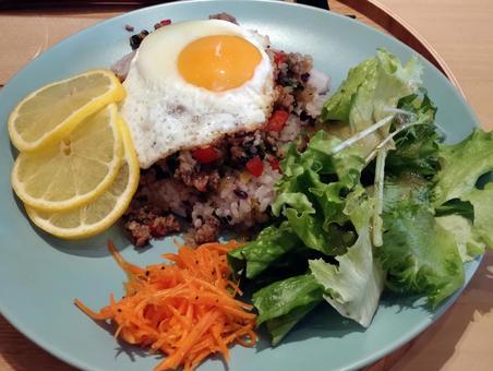 薬局を兼ねたレストランの玄米ご飯 玄米ご飯セット,豆,野菜の写真素材