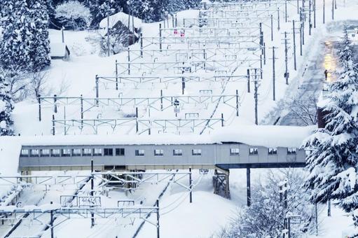 雪国の鉄道駅 上越線,運転見合わせ,減便の写真素材
