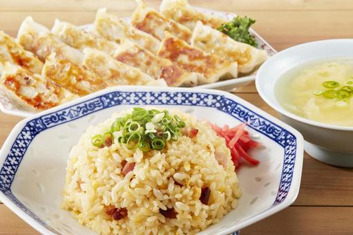 チャーハン・餃子・かきたまスープ チャーハン・餃子・かきたまスープ チャーハン,餃子,炒飯の写真素材