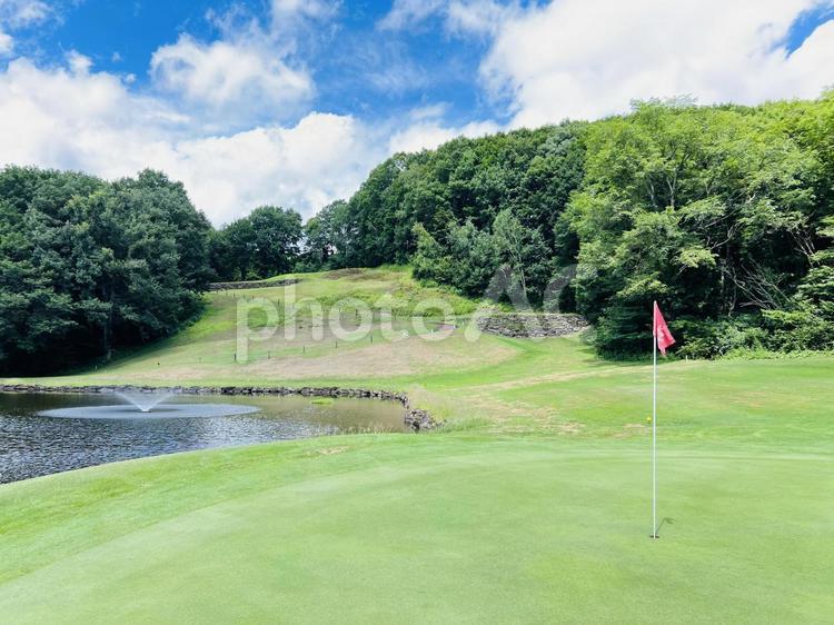 森と池に囲まれたゴルフグリーン ゴルフ場,ゴルフコース,水上高原ゴルフコースの写真素材