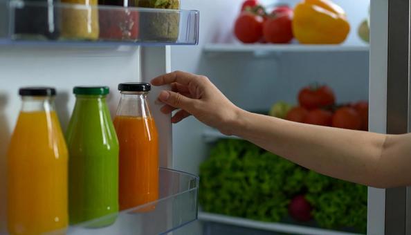 冷蔵庫を開ける日本女性の手 冷蔵庫を開ける日本女性の手の写真