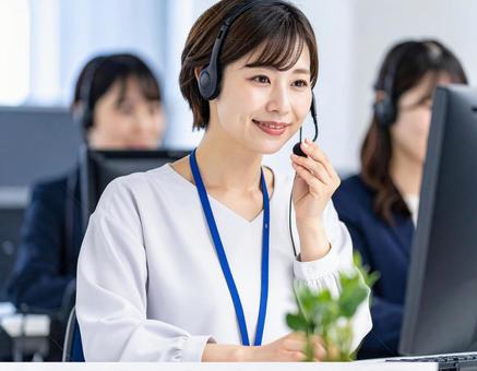 コールセンターで電話対応する女性6 コールセンターで電話対応する女性6の写真