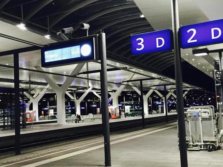 海外の夜の駅のホーム 海外の夜の駅のホーム ヨーロッパの駅のホーム,ヨーロッパの駅,夜の駅のホームの写真素材