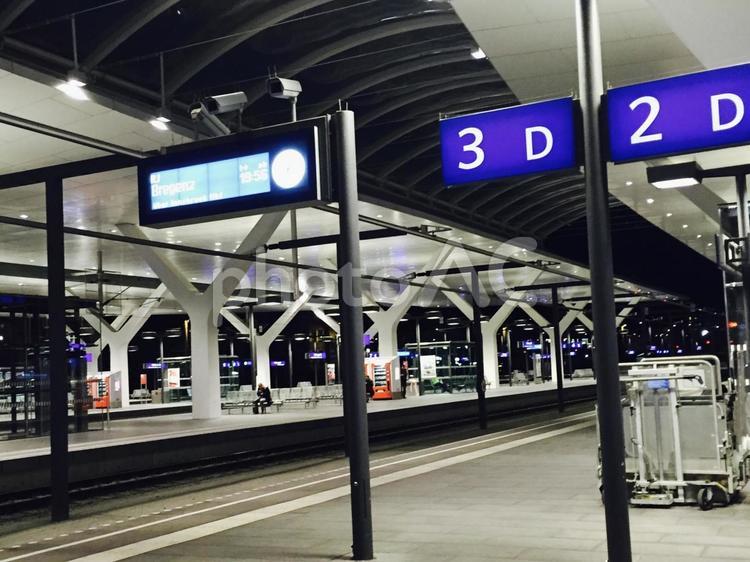 海外の夜の駅のホーム ヨーロッパの駅のホーム,ヨーロッパの駅,夜の駅のホームの写真素材
