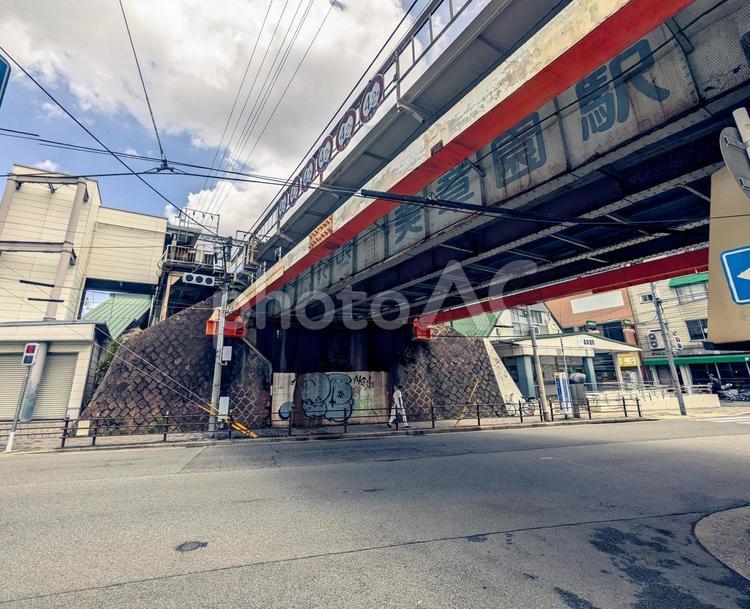 電車の高架イメージ素材 高架,高架下,電車の写真素材