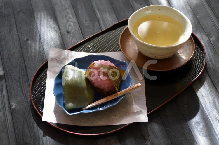 桜餅（道明寺）と草餅と緑茶 桜餅,道明寺,和菓子の写真素材