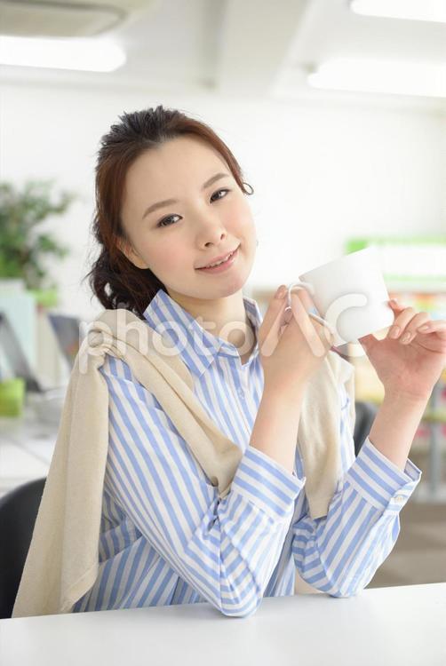 マグカップのコーヒーを飲むキャリアウーマン2 オフィス,休憩,女性の写真素材
