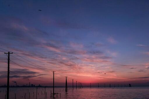 マジックアワー 海中電柱,夕陽,日没の写真素材