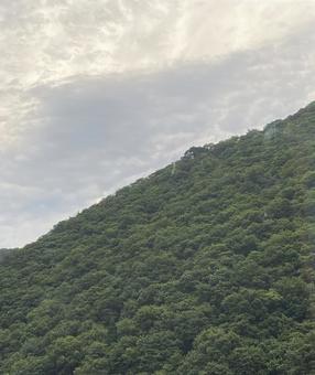 山 朝 曇り 山 朝 曇りの写真