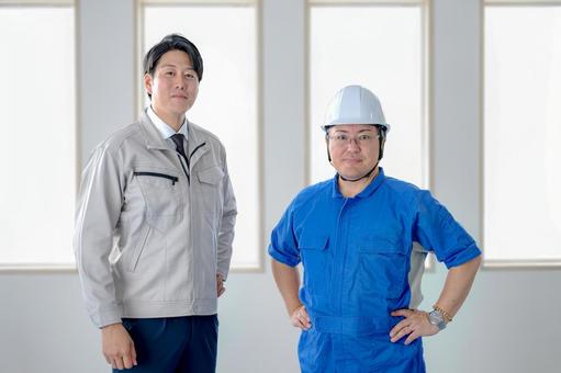 二人の現場スタッフ 男性,作業服,ヘルメットの写真素材