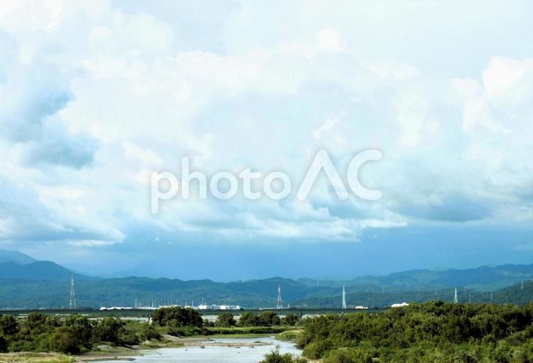 暑い雲が垂れ込める天竜川の上流の風景 山,川,水の写真素材