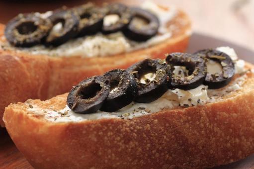 バゲット002 フランスパン,バゲット,オリーブの写真素材