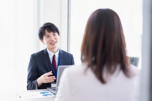 上司と面談をするビジネスパーソン 上司と面談をするビジネスパーソンの写真