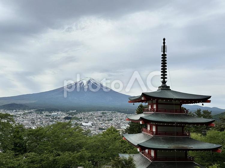お寺と五重塔と富士山 山,自然,五重塔の写真素材
