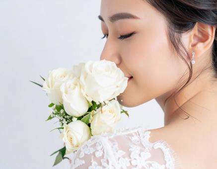ウエディングドレスを着た女性 白い花18 ウエディングドレスを着た女性 白い花18の写真