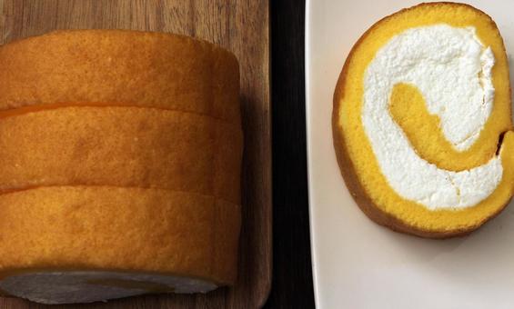 クリーム入りロールケーキ ケーキ,ロールケーキ,クリームの写真素材
