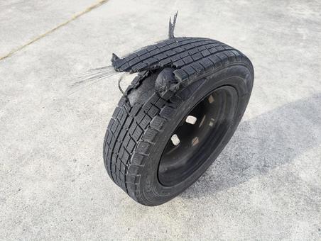 バーストしたタイヤ1 タイヤ,バースト,スタッドレスの写真素材