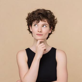 美しい肌と知的な表情:思索にふける女性 美しい肌と知的な表情:思索にふける女性の写真