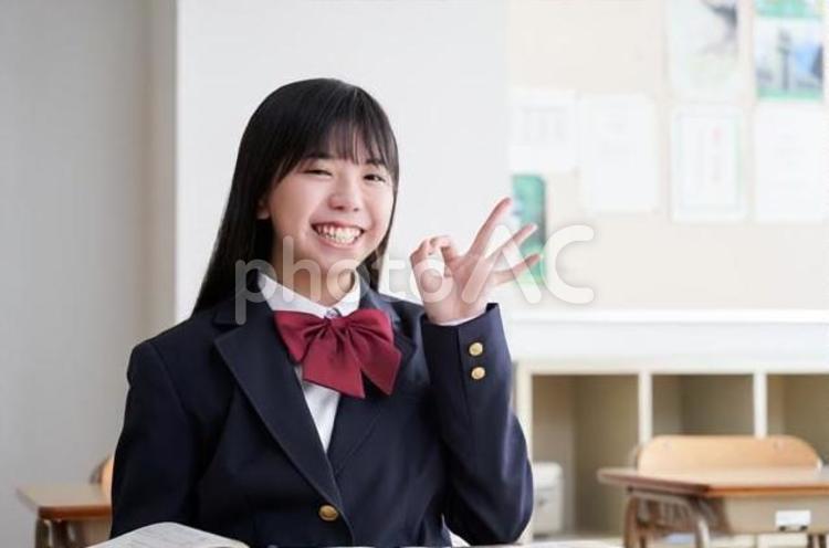 教室でOKポーズをする日本人女子中学生 中学生,女子,日本人の写真素材