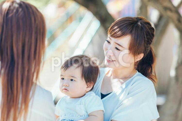 ママ友とおしゃべり ママ友,赤ちゃん,話すの写真素材