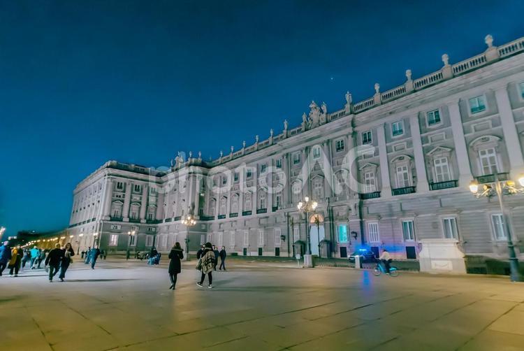 【スペイン】夜のマドリード王宮 スペイン,マドリード,ヨーロッパの写真素材