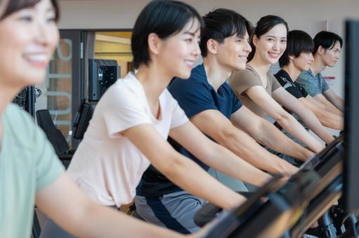 スポーツジムでトレーニングをする若い男女 スポーツジム,フィットネス,ダイエットの写真素材