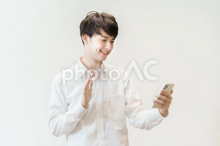 スマートフォンを操作する若い男性  男性,スマートフォン,スマホの写真素材